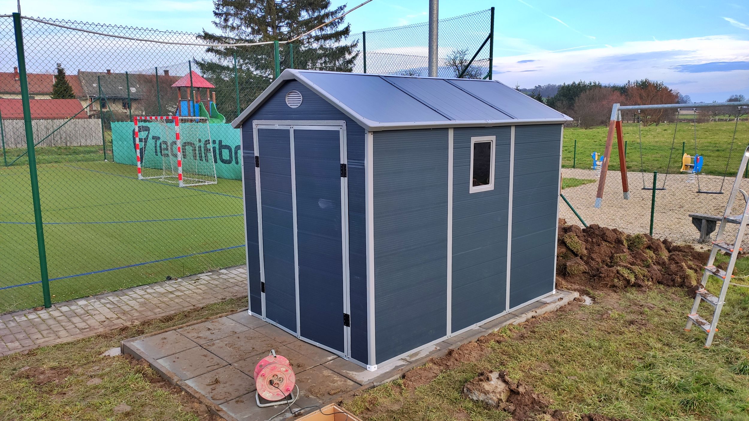 Domek na nářadí u hřiště v Senoradech_1