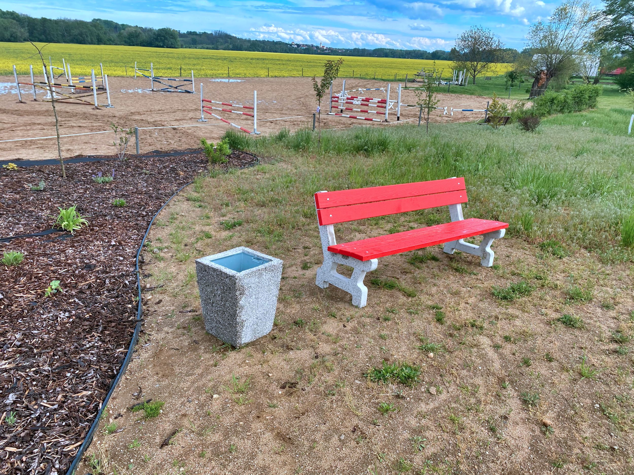 Nový mobiliář u hřiště v obci Němčičky_1