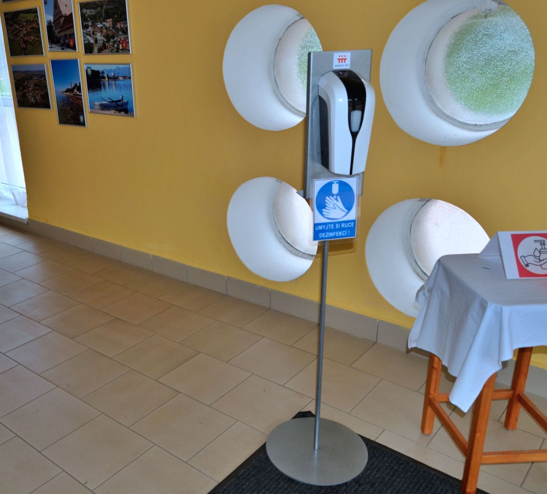 Stojany na dezinfekci s automatickým dávkovačem_1